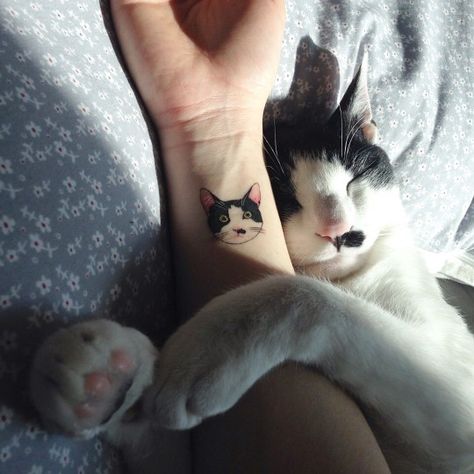 A Cat Tattoo, Cat Face Tattoos, Cat Tattoo Simple, Kitty Tattoos, Cute Cat Tattoo, Tiny Cats, Cat Tattoo Designs, Initial Tattoo, Tattoo Cat