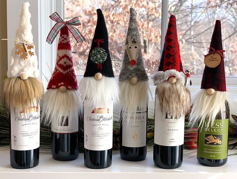 Gnome Bottle Toppers, Gnome Bottle Topper Diy, Diy Gnome Gifts, Wine Gift Ideas Diy, Gnome Wine Bottle Toppers Diy, Wine Christmas Gift Ideas, Christmas Banners Ideas Diy, Wine Bottle Toppers Diy, Christmas Bottle Ideas