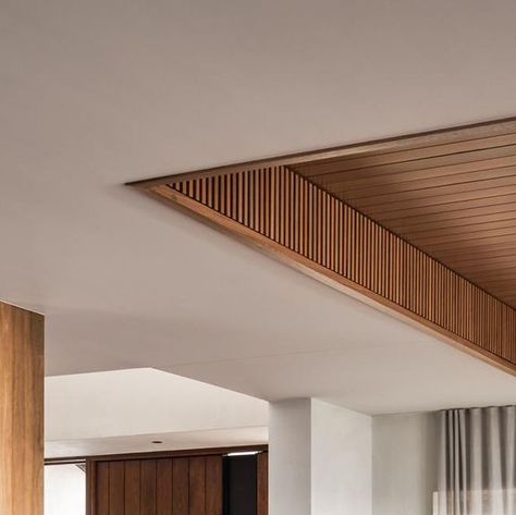 Fornace Sant’Anselmo on Instagram Wooden Slat Ceiling Interior Design, White Slat Ceiling, Wooden Ceiling Detail, Soffit Ceiling Ideas, Slat Wood Ceiling, Moulding Ceiling Design, Act Ceiling Design, Living Room Roof Design Ceilings, Ceiling Detail Ideas