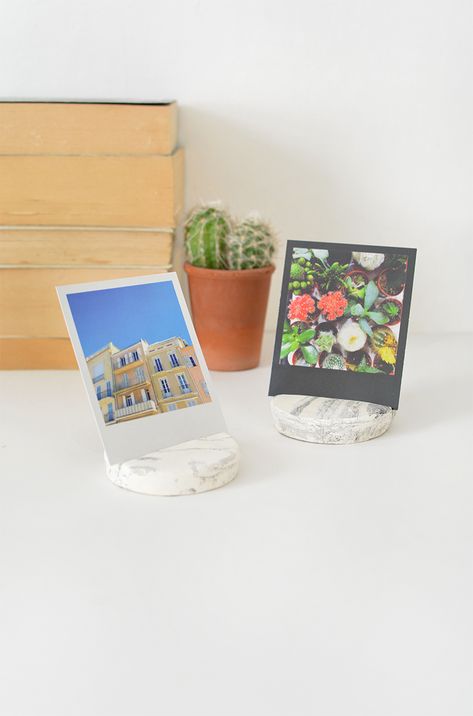 DIY | marble photo holder Air Dry Clay Ideas For Kids, Diy Photo Holder, Diy Air Dry Clay, Diy Marble, Air Dry Clay Projects, Tanah Liat, Clay Crafts Air Dry, Photo Holder, Diy Stamp