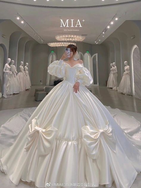 Wedding Dresses Extravagant, Dresses Extravagant, Extravagant Wedding Dress, Sleeve Wedding Gowns, Right Wedding Dress, Big Ball Gowns, Ball Gowns Fantasy, Extravagant Wedding Dresses, Wedding Dresses Long Sleeve