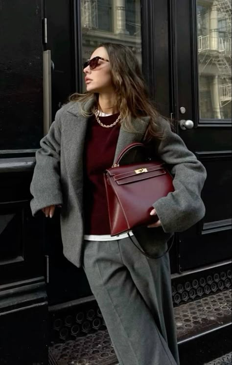 Old Money Fashion, Money Fashion, Burgundy Outfit, Look Adidas, Style Casual Chic, Estilo Indie, Skandinavian Fashion, Corporate Outfits, Grey Outfit