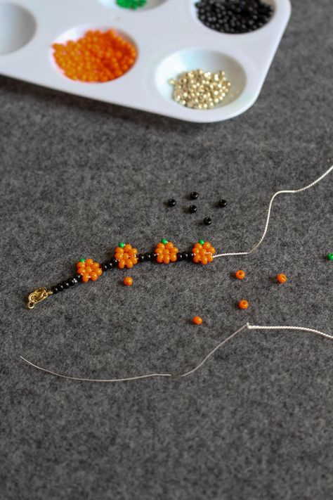 Cute Halloween Beaded Bracelets, Seed Beaded Halloween Earring Patterns, Beaded Jewelry Halloween, Pony Bead Pumpkins, Pumpkin Jewelry Diy, Beaded Pumpkin Bracelet, Autumn Seed Bead Bracelet, Fall Bead Crafts, Seed Bead Halloween Jewelry