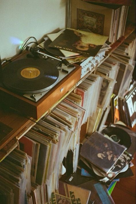 Olympus Trip 35 Photography, Old Records Aesthetic, Helena Aesthetic, Vinyls Aesthetic, Record Player Aesthetic, Records Aesthetic, Olympus Trip 35, Vinyl Aesthetic, Fotografi Vintage