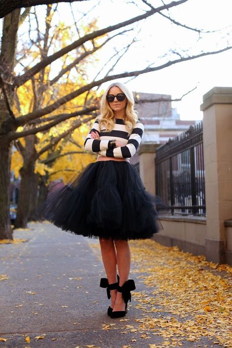 "Don't mess with my bows," she said, challenge in every line of her body. Tulle Skirts Outfit, Tulle Skirt Black, Feminine Skirt, Tulle Midi Skirt, Black Tulle, Looks Black, Skirt Outfit, Mode Inspiration, Style Outfits