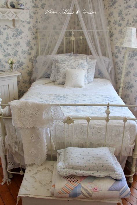 Shabby Bedroom, House Gardens, Shabby Chic Bedroom, Shabby Chic Bedrooms, Iron Bed, Dreamy Bedrooms, Pretty Room, Chic Bedroom, Shabby Chic Homes