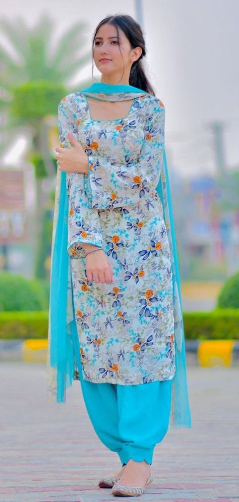 Rajdeep kullar Beautiful Punjabi Salwar Suit Simple Salwar Suit Design, Punjabi Dresses Design Salwar Kameez, Patiala Suit Salwar Design, Punjabi Suit Poses Women, Salwar Suit Poses Women, Girls Suits Punjabi, Suit Girls Punjabi, Punjabi Outfits Salwar Suits, Punjabi Salwar Suits Design