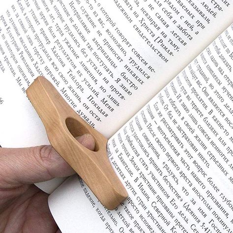 Wooden Page Holder, Bedside Book Holder, Cool Things To Make Out Of Wood, Book Holder Ideas, Wooden Things To Make, Wooden Book Holder, Handmade Wooden Gifts, Book Page Holder, Woodworking Gifts