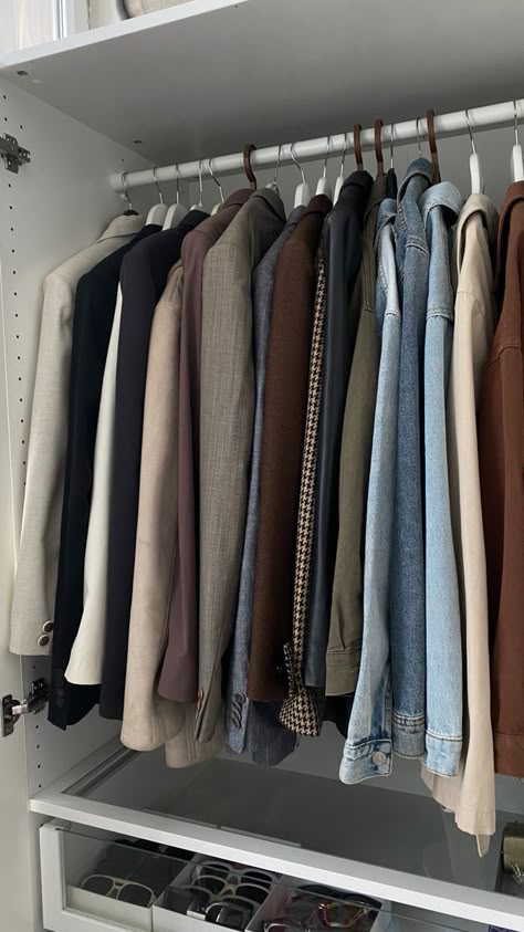 Dorm Bathroom Organization, Men Pants Pattern, Minimal Closet, Gigi Hadid Outfits, Organized Closet, Winter Fashion Outfits Casual, Casual Shirt Women, Garment Racks, Looks Black