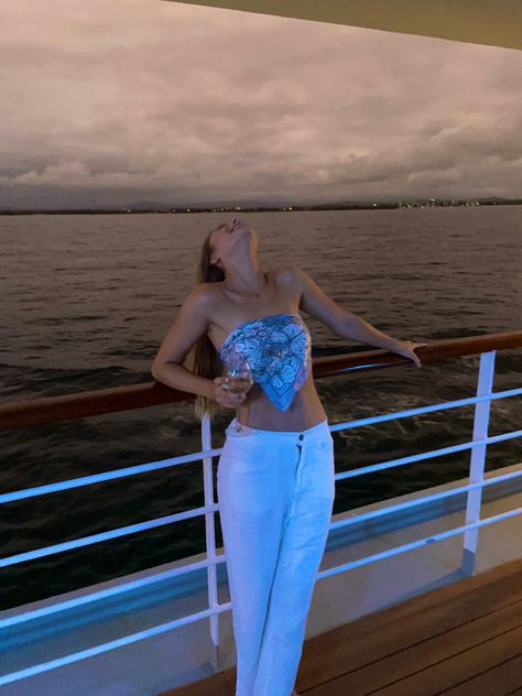 Check out my insta - zoebroxk💌 Royal Caribbean Cruise Outfits, Boat Cruise Outfit Summer, Carnival Cruise Outfits, Sunset Cruise Outfit, Cruise Poses Photo Ideas, Cruise Picture Ideas Instagram, Cruise Pics Ideas, Cruise Aesthetic Pics, Cruise Inspo Pics