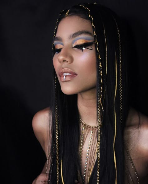 Cleopatra Halloween Costume Makeup, Egyptian Halloween Makeup, Cleopatra Cosplay Costume, Egyptian Baddie, Halloween Makeup Cleopatra, Metallic Halloween Costume, Halloween Costumes Egypt, Egypt Makeup Cleopatra, Egyptian Makeup Cleopatra