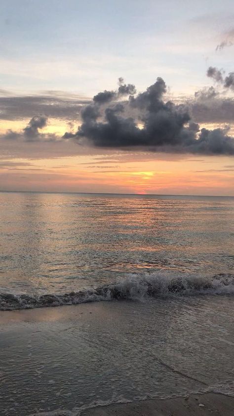 Naples, Florida [Video] | Sunset photography, Beach pictures, Sky aesthetic Video Of Sunset, Video Sunset, Sunset Video, Sea Video, Florida Sunset, Beach Sunset Wallpaper, Beach Video, Beautiful Ocean Pictures, Sea Sunset