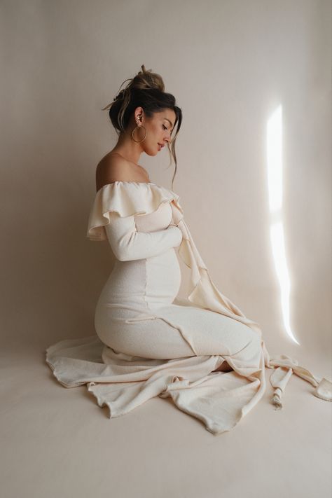 Arcina Ori, Maternity Shoot Outfit, Studio Maternity Shoot, Maternity Studio Photoshoot, Studio Maternity Photos, Maternity Photography Poses Couple, Maternity Photo Outfits, Maternity Photography Poses Pregnancy Pics, Couple Pregnancy Photoshoot