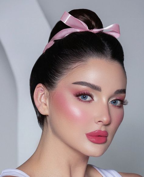 Pink Bridal Makeup, Bold Lipstick Makeup, Pink Lipstick Makeup, Eye Makeup Images, Trending Makeup, Glam Wedding Makeup, Prom Eye Makeup, Bold Lipstick, Bridesmaid Hair Makeup