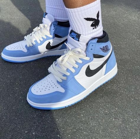 Trendy Shoes Sneakers, Nike Fashion Shoes, Nike Shoes Girls, Jordan Shoes Girls, Jordan Shoes Retro, Custom Nike Shoes, All Nike Shoes, Nike Shoes Jordans, Jordan Outfits