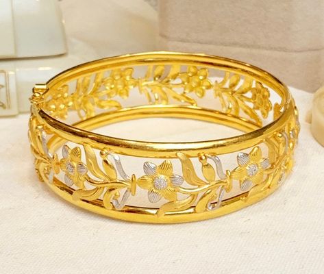 Excited to share this item from my #etsy shop: Handmade Solid 22k Yellow & White Gold Filigree Floral Round Hinged Bangle Bracelet 916 22k gold daisy flower bangle bracelet 32.3 grams 22k Gold Bangles, Sky Gif, Bowling Green Ky, Gold Jewellry, Jewelry Set Design, The Bangles, Bracelets Design, Bangles Design, Gold Beauty