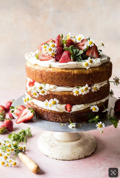 Edible Flowers Recipes, Vegan Wedding Cake, Cake Form, Wedding Cake Recipe, Gateaux Cake, Butterfly Cakes, Half Baked Harvest, Strawberry Cakes, Round Cake Pans