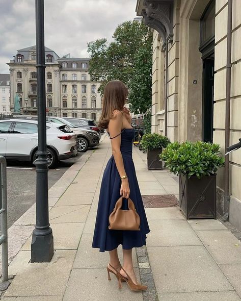 Dressing up for no reason just because I feel like it! 💐🦋💖 Navy Graduation Dress, Midi Dress A Line, Navy Blue Long Skirt, Maxi Skirt Summer, Dresses Navy Blue, Maxi Skirts Summer, Long Skirt Outfits, Fresh Outfits, Skirt Summer