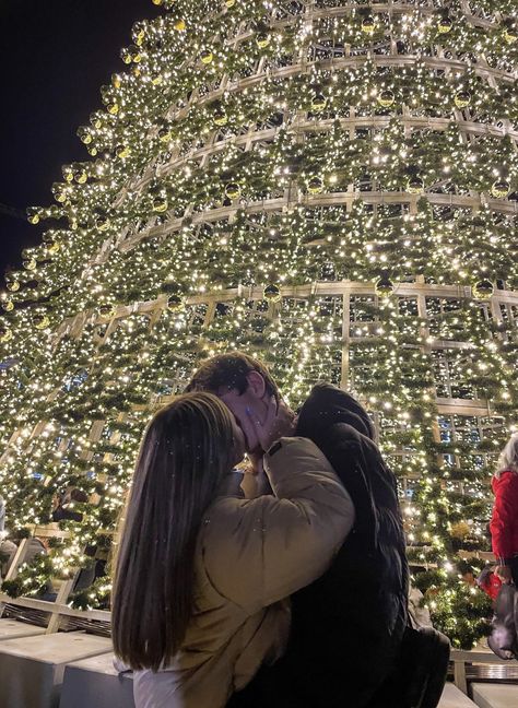 Christmas Lights Photoshoot, Winter Couple Pictures, Best Christmas Destinations, Christmas Couple Photos, Christmas Couple Pictures, Ali Hazelwood, Christmas Destinations, Couples Vibe, Cute Relationship Photos