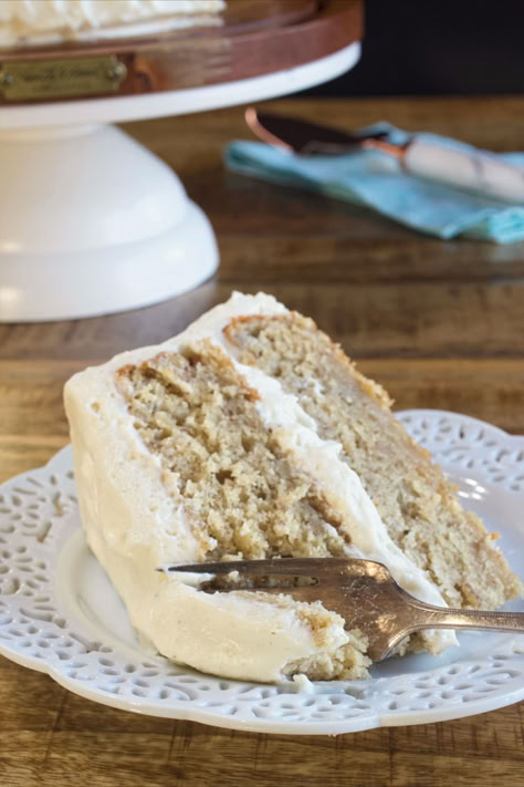 A slice of fresh banana cake with cinnamon cream cheese frosting. Fresh Banana Cake, My Country Table, Cake With Cinnamon, Cinnamon Cream Cheese, Scrumptious Food, Berry Recipes, Banana Cake Recipe, Country Table, Arrested Development