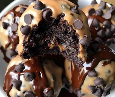 Chocolate Chip Cookie Dough Brownie Bombs Nestle Cookie Dough Ideas, Thick Chocolate Chip Cookie Recipe, Cookie Dough Cake Pops, Chocolate Chip Cookie Dough Brownies, Chocolate Chip Cookie Dough Truffles, Brownie Balls, Chocolate Chip Cookie Brownies, Brownie Truffles, Cookie Brownie