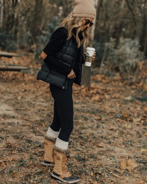 30 Cozy Fall Outfits | Cella Jane Wander Outfit, Work Sweaters, Cozy Fall Outfits, Winter Outfits Cold, Sorel Boots, Sweater Layering, Party Kleidung, Fleece Leggings, Trendy Winter