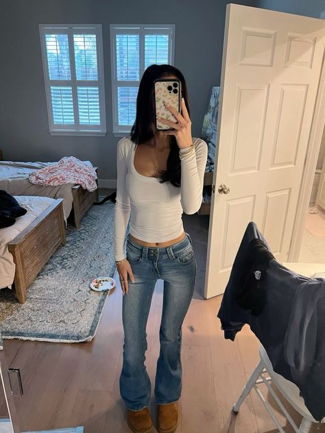 Basic Style Outfits Winter, Tops To Go With Jeans, Latina Jeans Outfit, Basic Fit Ideas, Jeans And Long Sleeve Outfit, Fits For School Casual, Soft Baddie Aesthetic Outfits, Outfit Ideas For School Jeans, Basic Fashion Outfits