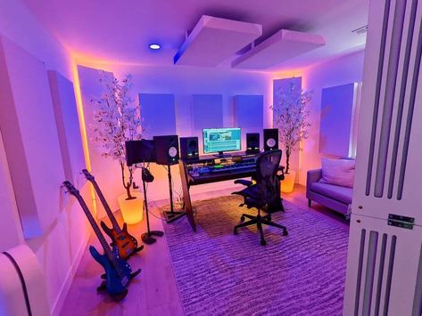 Apartment Music Room, Music Studio Ideas Decor, Home Music Studio Ideas Small Spaces, Small Apartment Music Studio, Vibey Music Studio, Record Studio Design, Music Studio In House, Music Room Bedroom, Apartment Music Studio