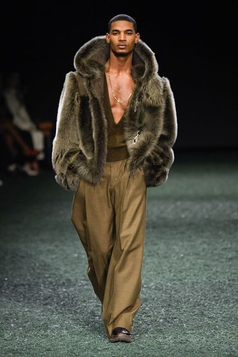 Mens Fur Coat, Menswear Runway, Gay Fashion, Mens Fashion Inspiration, Mens Outfit Inspiration, Mens Fashion Week, Fashion Show Collection, Fall 2024, London Fashion Week