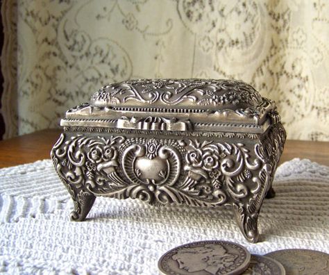 Vintage Jewelry/ Trinket Box - absolutely perfect to keep those special tidbits in ie. memories ;) Ciel Black Butler, Ruby Ring Vintage, Vintage Sapphire Ring, Vanity Accessories, Vintage Jewelry Box, Jewelry Organizer Box, Vanity Tray, Silver Box, Classic Jewelry