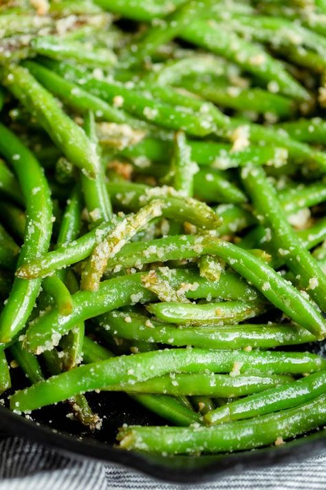 Parmesan Green Beans Baked, Parmesean Green Beans, Steamed Green Bean Recipes, Garlic Parmesan Green Beans, Parmesan Green Bean Recipes, Green Bean Side Dish, Big Mac Sliders, Bean Side Dish, Oven Green Beans