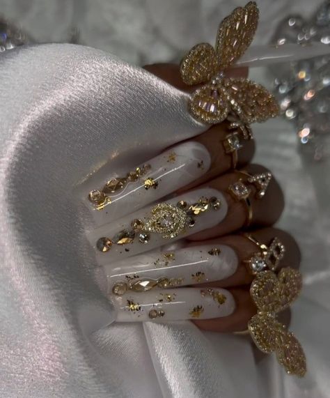 Wedding Ideas Nails, Champagne Rhinestone Nails, White And Gold Quince Nails, Gold And White Nails Acrylic, Champagne Acrylic Nails, Champagne Nails Acrylic, Gold Charm Nails, Gold Quince Nails, Gold Bling Acrylic Nails