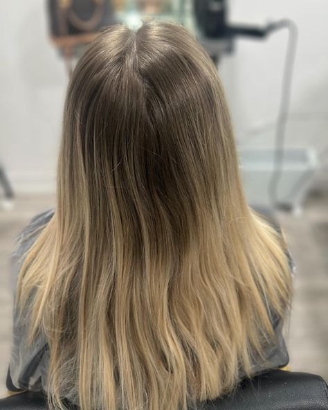 Wanted a bright blended blonde & that’s what she got 👱🏼‍♀️😇 The goal was bright & Creamy blonde 👱🏼‍♀️ ✨🤍 Dialight 10.12 to tone 💕 Full head of my ultimate highlighting technique which allows to get enough brightness & blends against grown out harsh roots 🤍 finished with a wet balayage to really help those ends to pop, what do you think of the results?✨ SWIPE TO SEE BEFORE ▶️ Bright Creamy Blonde, Wet Balayage, Blended Blonde, Highlighting Techniques, Creamy Blonde, The Goal, Grow Out, Blonde Highlights, Balayage