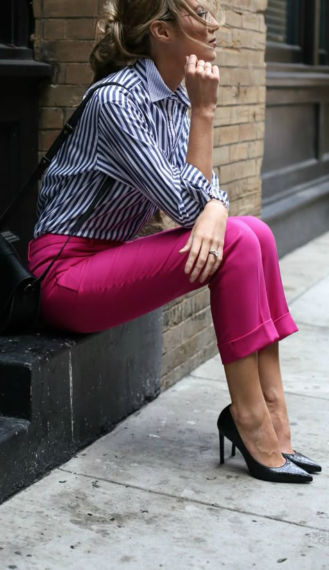 How to wear bright colors at the office with these fuchsia pink pants, navy and white striped boyfriend shirt and classic black pumps! Winter Fashion Outfits Dressy Classy, Winter Fashion Outfits Dressy, Pink Pants Outfit, Striped Boyfriend Shirt, Rock Outfit, Stripe Outfits, Workwear Fashion, Outfit Trends, Pink Pants