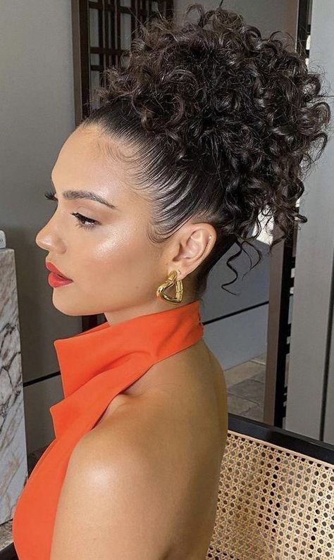 Super Curly Updo, Naturally Curly Hair Ponytail, Curly Hair Updo Natural Curls, Short Curly Hair Updo For Wedding, 3c Wedding Hairstyles, Formal Curly Hairstyles Natural Curls, Hairstyles For A Party, Peinado Natural, Curly Hair Beauty