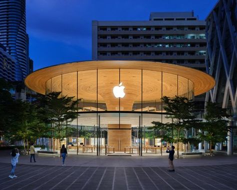 foster + partners unveils airy, light-filled apple at the grove store in los angeles Apple Store Design, Bangkok Trip, Chi Linh, Apple Vision Pro, Apple Aesthetic, Retail Facade, Wood Canopy, Retail Architecture, Vision Pro