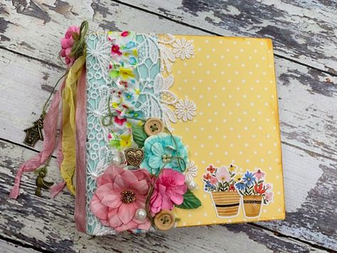 6x6 Mini Album, Quick and Easy to Make! Diy Mini Album, Album Tutorial, Mini Album Tutorial, Pocket Letter, Junk Journal Ideas, Buddy Holly, Bookmaking, Christmas Gift Card, Baby Album