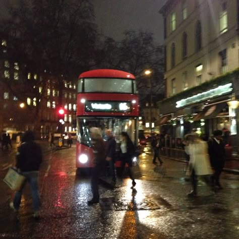 Victoria Aesthetic, Night Aesthetic City, 2000s Winter, Aesthetic New York, Aesthetic Europe, Aesthetic Snow, London Dreams, Cold Fashion, Victoria Station