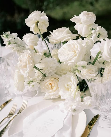 Classic Elegant Wedding, Low Centerpieces, Elegant Wedding Inspiration, White Wedding Bouquets, Organic Wedding, Sophisticated Wedding, Flower Centerpieces Wedding, Floral Arrangements Wedding, Wedding Decor Elegant