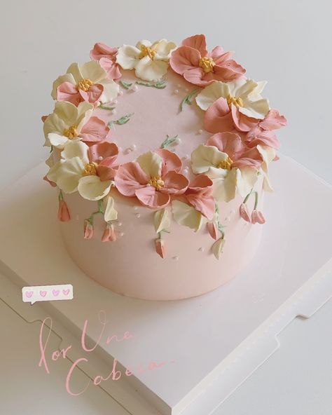 刘颖颖 (@pieceofcakehalifax) • Instagram photos and videos Floral Cake Designs Birthday Women, Floral Themed Cake, Pastel Floral Cake, Spring Birthday Cake, Floral Cake Design, Butterfly Birthday Cakes, Floral Cakes, Cake Decorating Icing, Pastel Cakes