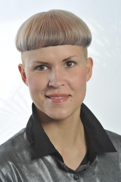 Sarah Proving bowlcuts are sooooo sexy:) Page Haircut, Bowl Haircut Women, Haircut Trending, Mushroom Haircut, Modern Bob Haircut, Fade Haircut Styles, Ugly Hair, Women Haircut, Best Fade Haircuts