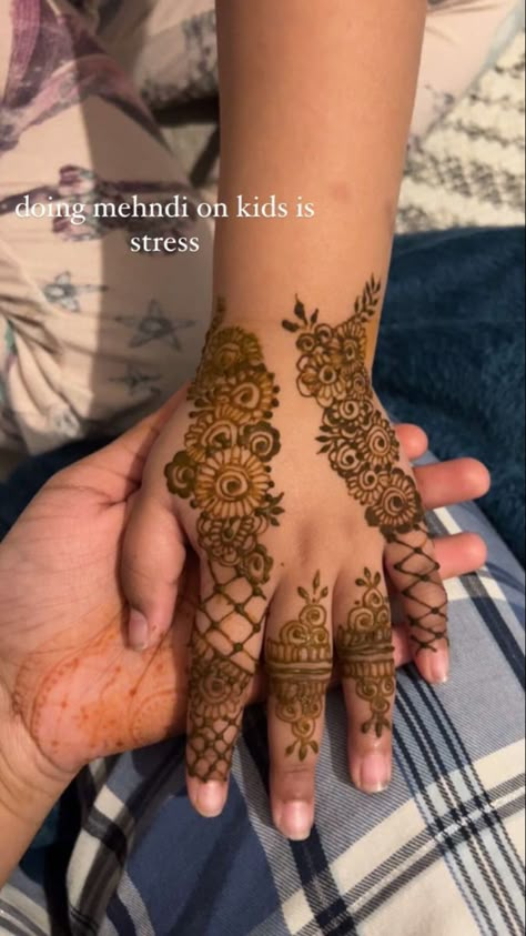 Mehndi For Kids Hands, Kids Back Hand Mehndi Designs, Eid Henna Designs For Kids, Kid Mendhi Designs, Mehndi Design For Babies, Mehedi Design For Baby, Baby Henna Designs Simple, Eid Henna For Kids, Henna Designs Kids Simple