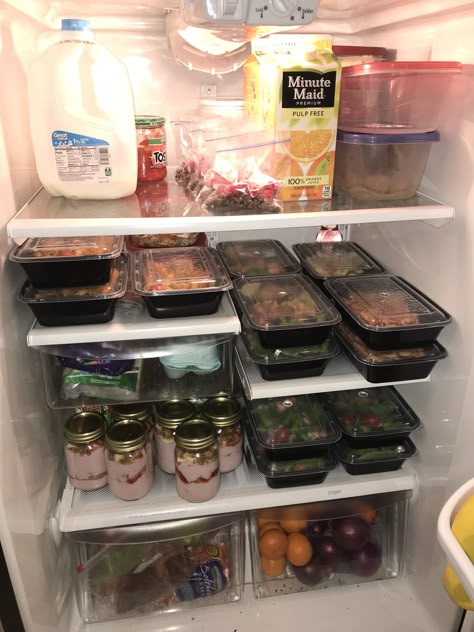 Fridge Prep, Meal Prep Mini Fridge, Healthy Food Fridge, Meal Prep In Fridge, Meal Prep Refrigerator, Empty Fridge Meals, Food Prep Fridge, Meal Prep Fridge Organization, Meal Prepped Fridge