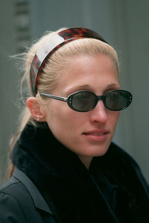 Why Carolyn Bessette-Kennedy should be your next style muse Headband And Sunglasses, Riviera Chic, Carolyn Bessette, Manolo Blahnik Sandals, Elegante Y Chic, Jfk Jr, Black Tie Gala, Style Muse, 1990s Fashion