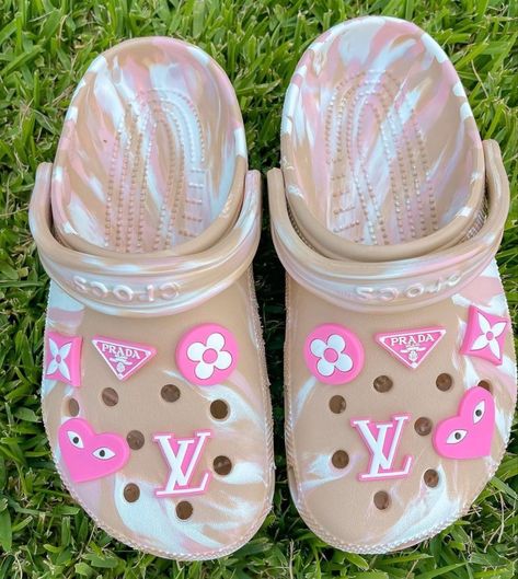 Marble Crocs, Cool Crocs, Crocs Aesthetic, Crocs With Charms, Crocs Slides, Summer California, Pink Crocs, Crocs Fashion, Travel Motivation