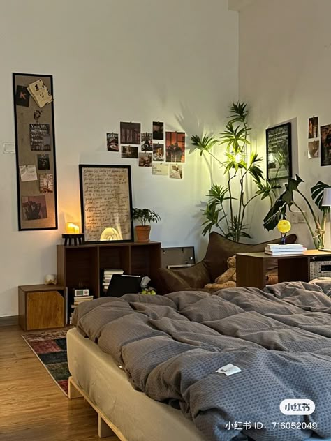 Simplistic Mens Bedroom, Boy College Room Ideas, Dorm Room Ideas For Guys Minimalist, Cozy Room Decor Men, Cosy Mens Bedroom, Vintage Bedroom Men, Male Room Aesthetic Dark, Bedroom Ideas For Men Plants, Masculine Room Decor Men Bedroom