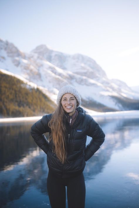 Growing up in the Canadian Rockies where temperatures often reach as low as -50°C (-58°F - but at temperatures that low… cold is just  cold ) and stick well below freezing for a good portion year - learning how to layer properly and keep warm in even the harshest of conditions was pivotal for surviv Hiking Winter Outfit, Cold Hiking Outfit Women, Cold Hiking Outfit, Alaska Outfits, Wander Outfit, Cold Weather Hiking, Cute Hiking Outfit, Winter Hike, Patagonia Outfit