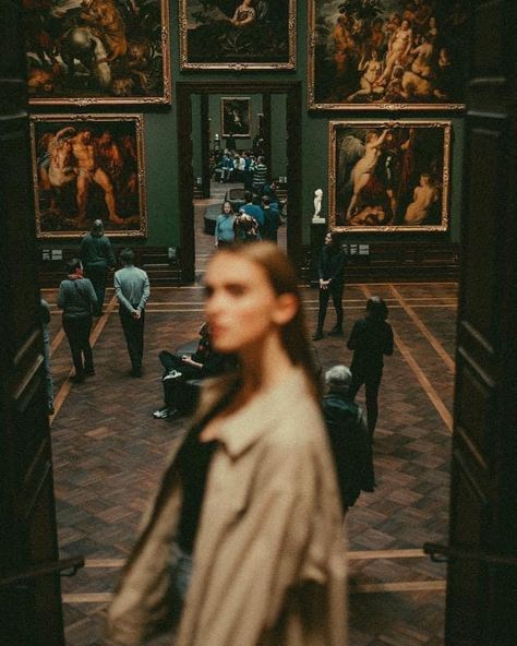 Museum Photography, Galleria D'arte, Shotting Photo, Foto Poses, Dark Academia Aesthetic, Academia Aesthetic, Jolie Photo, Photography Inspo, Aesthetic Photography