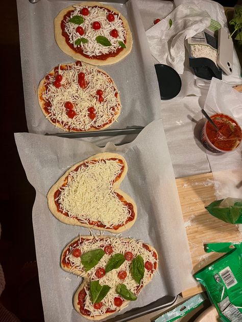 Girls Night In Food, Girls Night Dinner, Shaped Pizza, Pizza Girls, Friends Weekend, Homemade Pizzas, Heart Shaped Pizza, Weekend Mode, Pijama Party