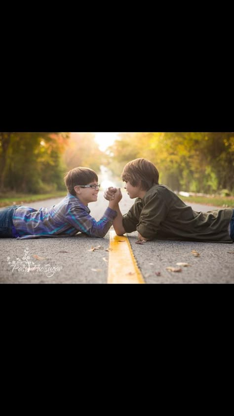 Fun Family picture of kids Fun Family Fall Photoshoot Ideas, Funny Brother Sister Pictures, Photo Ideas For Brothers, Photoshoot Ideas For Brothers, Family Photos Brothers, Older Brothers Photo Shoot Sibling Pics, Brother Picture Poses, 3 Sibling Pictures, Father Son Photos Older